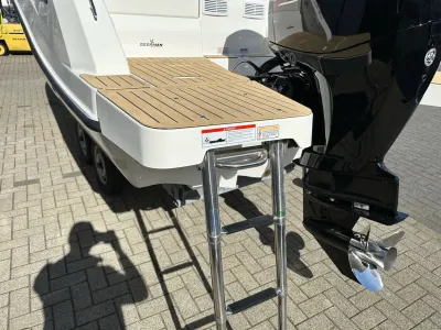 achtersteven met zwemplateau en buitenboordmotor