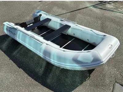 Opblaasbare rubberboot op asfalt