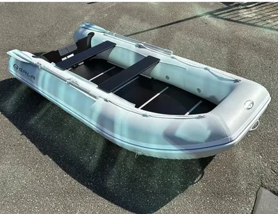 Opblaasbare rubberboot op asfalt