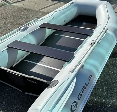 Opblaasbare boot op parkeerplaats