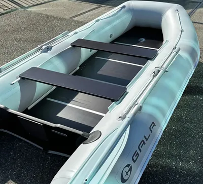 opblaasbare boot met houten vloerdelen