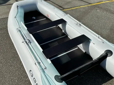 Opblaasboot met houten vloerdelen op asfalt