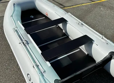 opblaasbare rubberboot met houten vloer