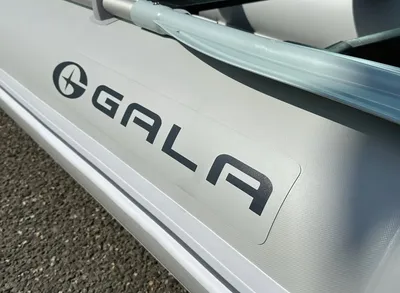 Close-up van zijkant en roeiriem van opblaasboot