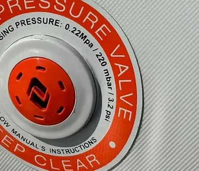 Close-up van overdrukventiel op pvc-opblaasboot