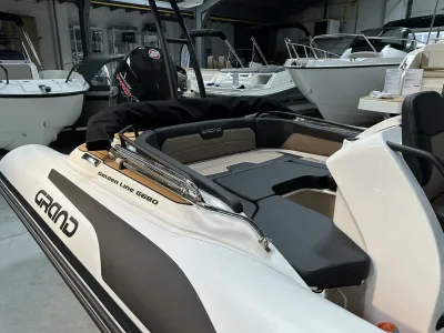 Zitgedeelte en boeg van rib in showroom