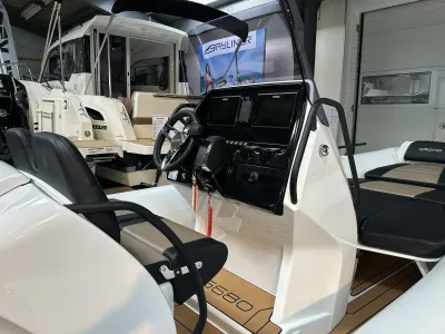 console en zitplaatsen van sportboot in showroom