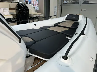 Voorzijde zitgedeelte van een boot