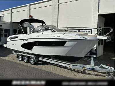 motorboot op trailer voor gebouw