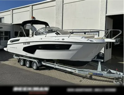 wit motorjacht op trailer bij gebouw