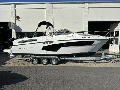 Motorboot op trailer voor witte gevel