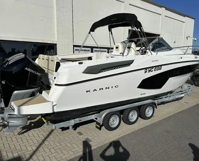 motorboot op trailer bij gebouw