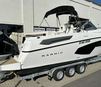 boot op trailer voor gebouw