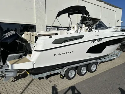 motorboot op trailer bij gebouw
