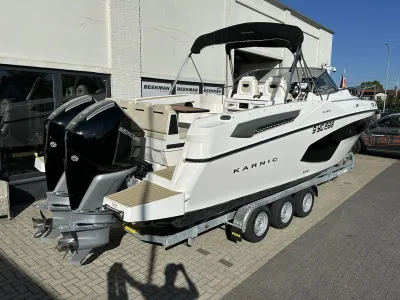 boot op trailer bij bedrijfsgebouw