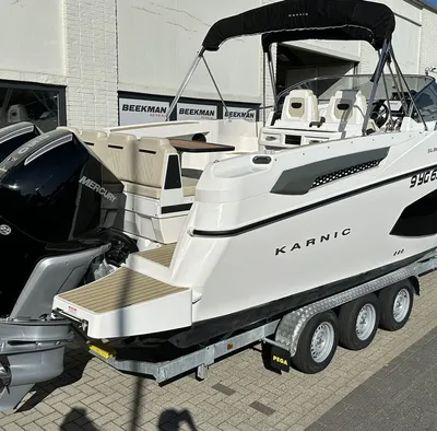 snelboot op trailer met buitenboordmotoren