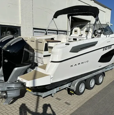 Boot met twee buitenboordmotoren op trailer