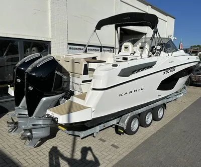 motorboot op trailer bij gebouw
