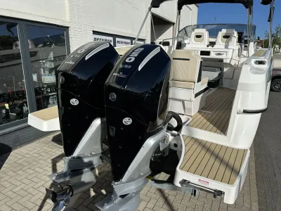 achterzijde van boot met twee buitenboordmotoren