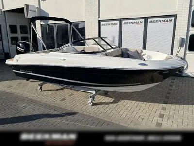 bowrider op trailer bij showroom