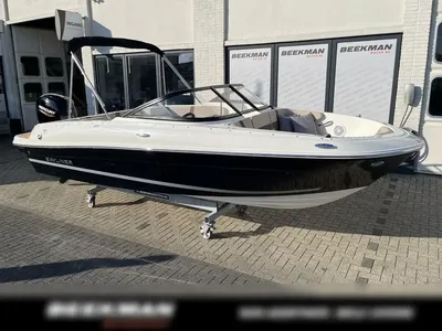 boot op trailer bij showroom