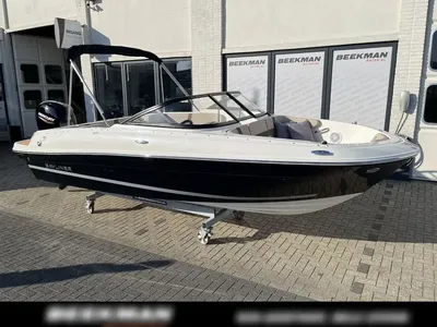motorboot op trailer bij showroom
