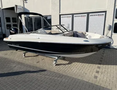 motorboot op trailer bij showroom