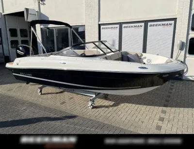 motorboot op trailer bij showroom
