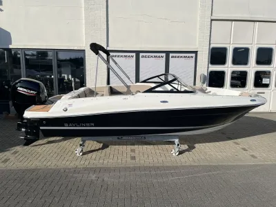 open speedboot geparkeerd voor bedrijfsgebouw
