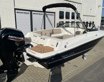 boot bij showroom buiten