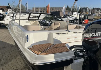 achteraanzicht van bowrider in jachthaven