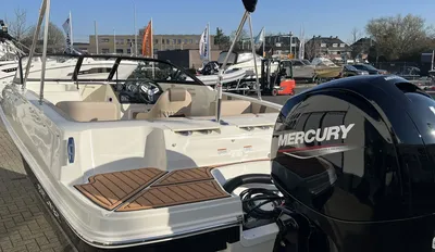 achterkant van een open motorboot bij showroom
