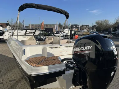 achterzijde en motor van open boot op ligplaats