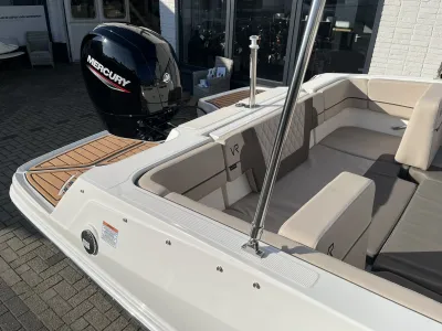 achterzijde boot met kuip en buitenboordmotor