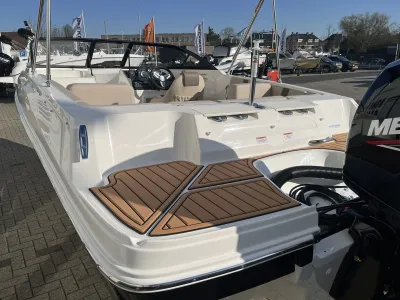 achterzijde en cockpit van een bowrider