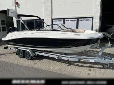 motorboot op trailer voor showroom