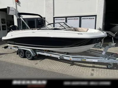 bowrider op trailer bij showroom