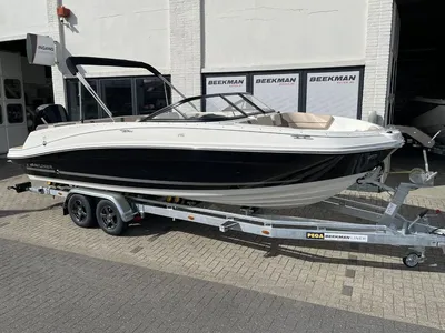 sportboot op trailer bij showroom