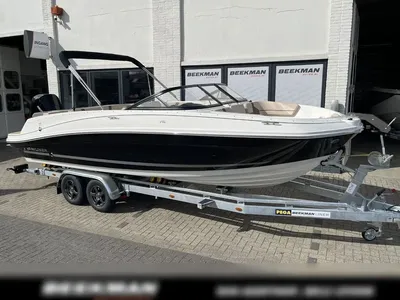 boot op trailer voor de showroom