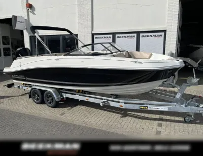 motorboot op trailer voor showroom
