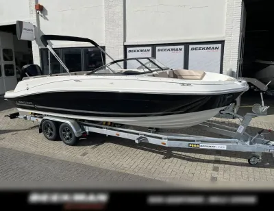 speedboot op trailer voor showroom