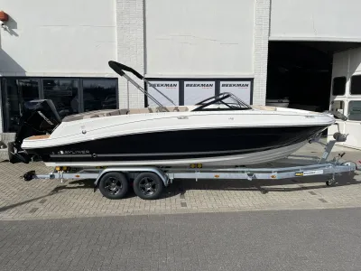 motorboot op trailer bij gebouw