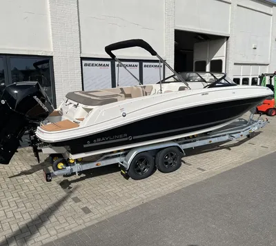 bowrider op trailer bij gebouw