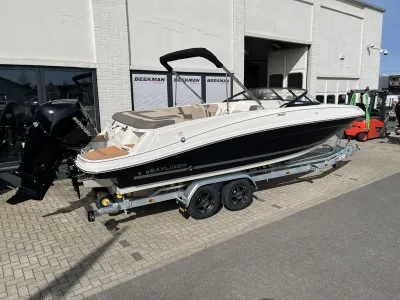 bowrider op trailer voor bedrijfsgebouw