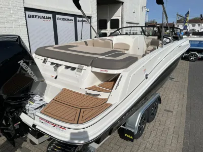open boot op trailer bij showroom