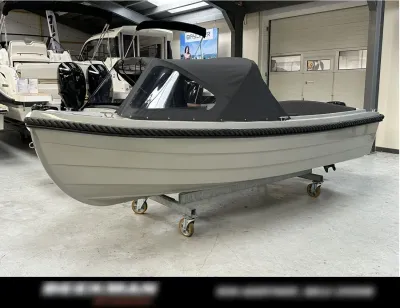 sloep in showroom met zwarte buiskap