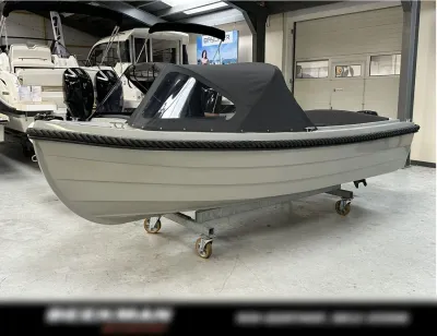 sloep in showroom met buiskap