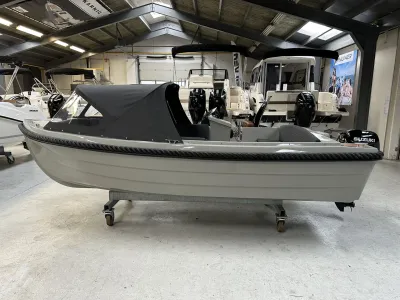 sloep in binnenshowroom met kap