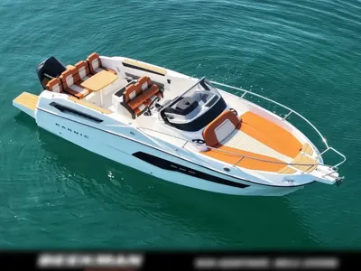 motorboot met zonnedek en zitplaatsen
