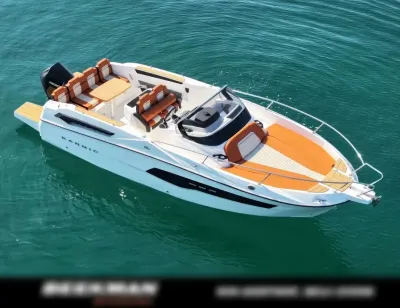 motorboot met zonnedek op water